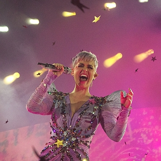 Concert Katy Perry à Bercy 2018 avec smartphone Samsung S4 Zoom Witness : the tour. Magnifique concert plein d'énergie de Katy Perry qui est une vraie showgirl, qui a beaucoup d'humour...